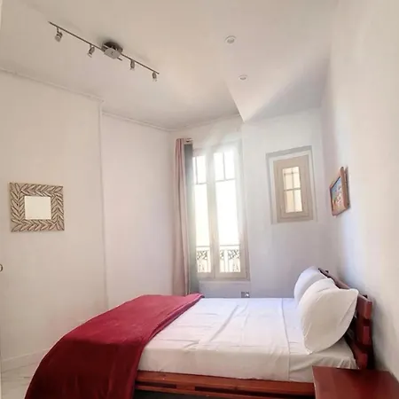 Apartment Bright Air-conditioned Flat In The Centre