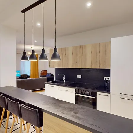 Bright Air-conditioned Flat In The Centre