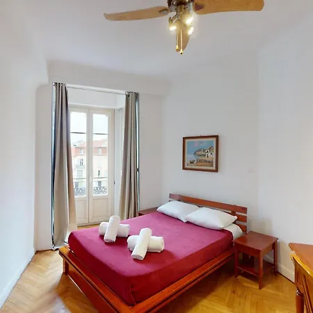 Bright Air-conditioned Flat In The Centre アパート