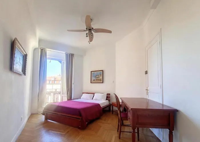 Apartmán Bright Air-conditioned Flat In The Centre