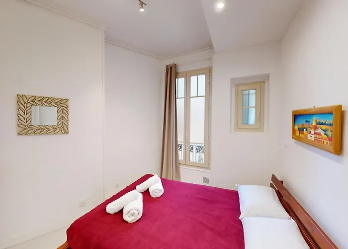 Bright Air-conditioned Flat In The Centre *