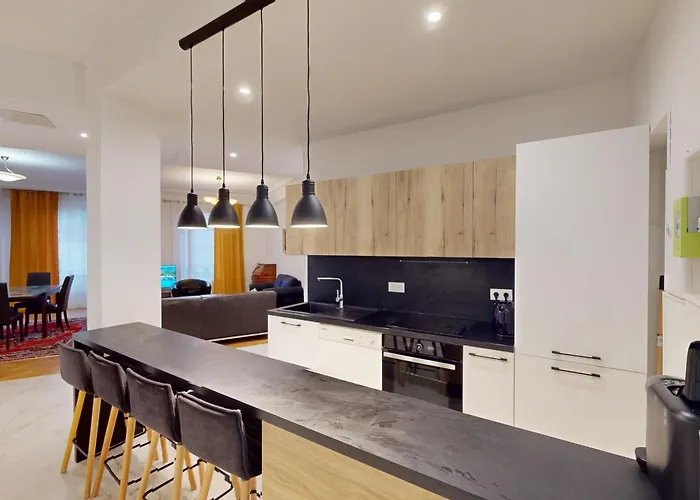 Bright Air-conditioned Flat In The Centre