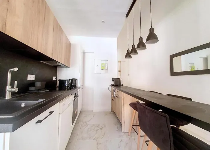 Bright Air-conditioned Flat In The Centre Apartment