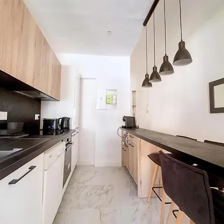 Bright Air-conditioned Flat In The Centre Lägenhet