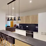 Bright Air-conditioned Flat In The Centre